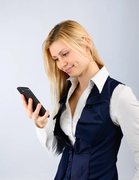 Mujer de negocios sosteniendo un teléfono inteligente en su mano — Foto de Stock