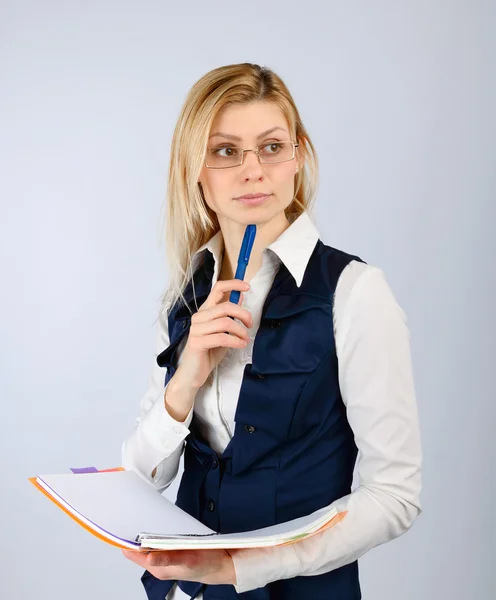 Pensando mujer de negocios con un bolígrafo y un diario — Foto de Stock