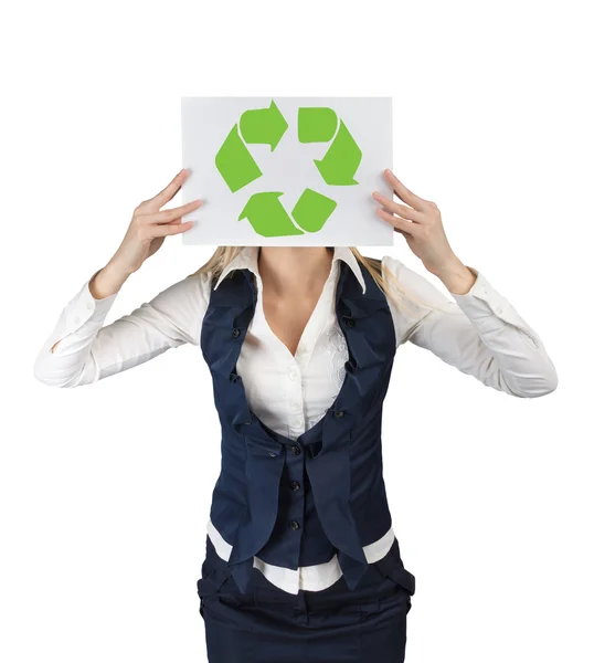 Eine Frau zeigt ein Banner mit dem Symbol des Recyclings — Stockfoto