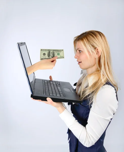 Hand met geld uit de laptop biedt geld aan een vrouw — Stockfoto