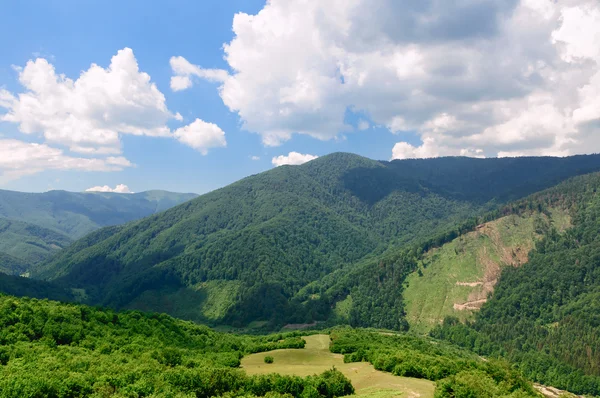 Bulutlu gökyüzü arka plan üzerinde dağ Vadisi