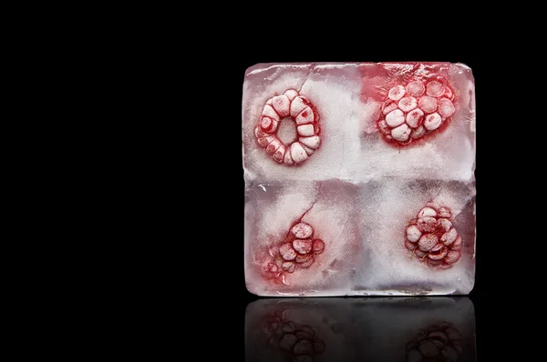 Frambuesas congeladas en cubitos de hielo — Foto de Stock