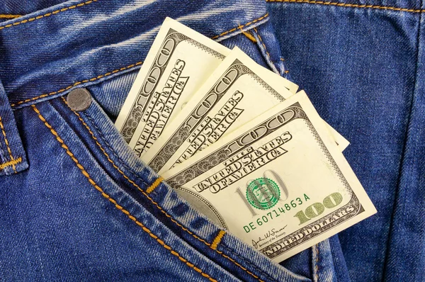 Dinero dólares en el bolsillo de los vaqueros — Foto de Stock
