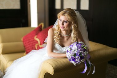 Gülümseyen güzel ve zarif gelin