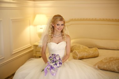 Gülümseyen güzel ve zarif gelin