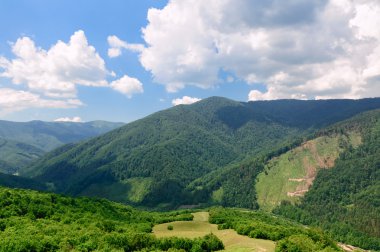 Bulutlu gökyüzü arka plan üzerinde dağ Vadisi