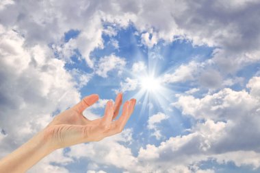 eller dokunuşlar döner gökyüzüne