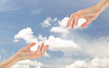 İki el birbirine uzanıyor. 