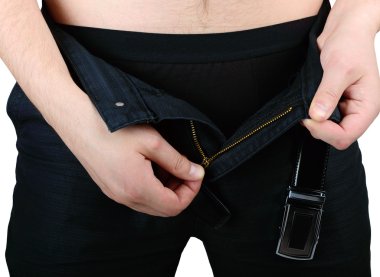 Ellerini bir adamın unzips onun sinek onların pantolon