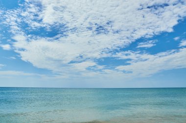 Denizin zemin karşı güneşli gökyüzü