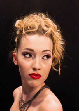 Genç bir kadının stüdyo portresi. 