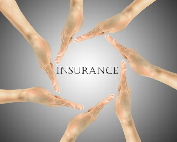 Ordet försäkring i mitten av handen — Stockfoto