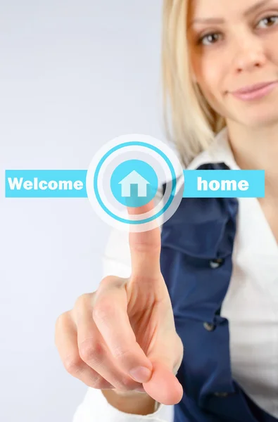 Casa inteligente da la bienvenida a mujer joven — Foto de Stock