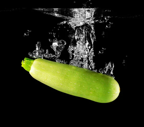 Zucchini falla i vatten — Stockfoto