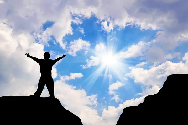 Silhouet van een gelukkig man op de bergtop — Stockfoto