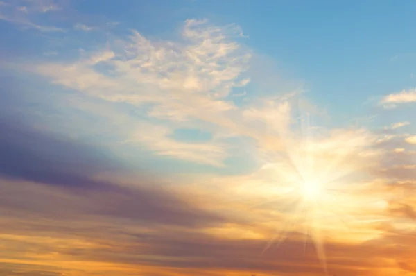 Belo pôr do sol em um fundo de nuvens e sol — Fotografia de Stock