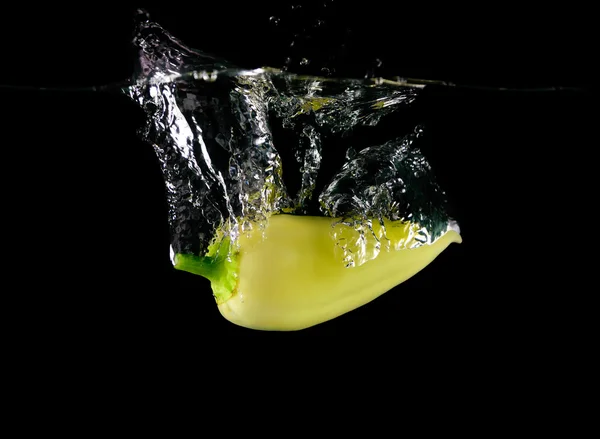 Peper geel vallen in water — Stockfoto