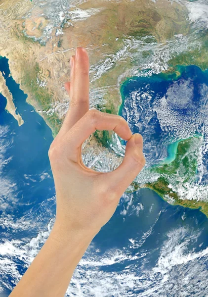 Ok gesto della mano sullo sfondo del pianeta Terra NASA — Foto Stock