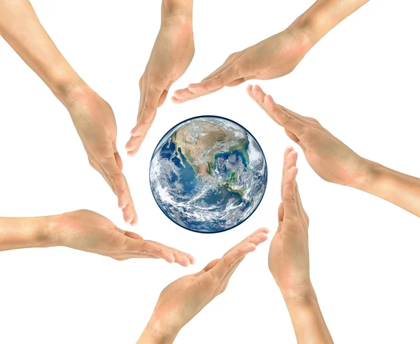 Планета Земля в центре круга человеческих рук НАСА — стоковое фото