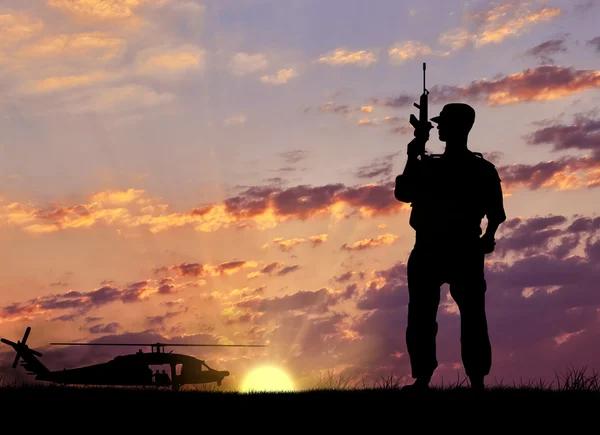 Silhouette eines Terroristen mit Waffen in der Nähe des Hubschraubers — Stockfoto