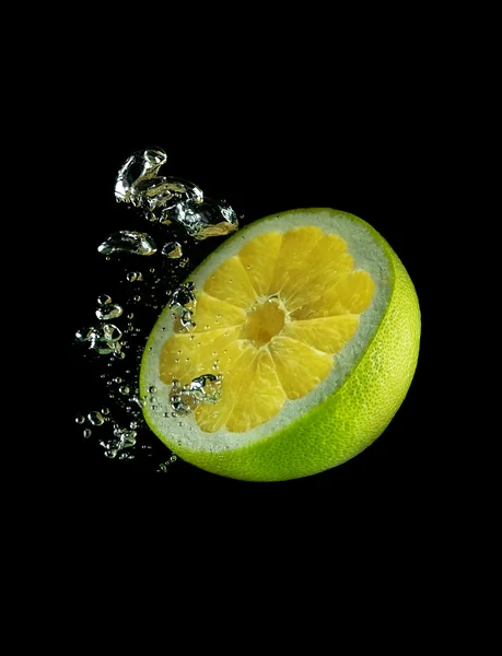 Media fruta de lima en agua —  Fotos de Stock
