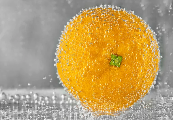 Ζουμερά πορτοκαλί φρούτα στο νερό — Φωτογραφία Αρχείου
