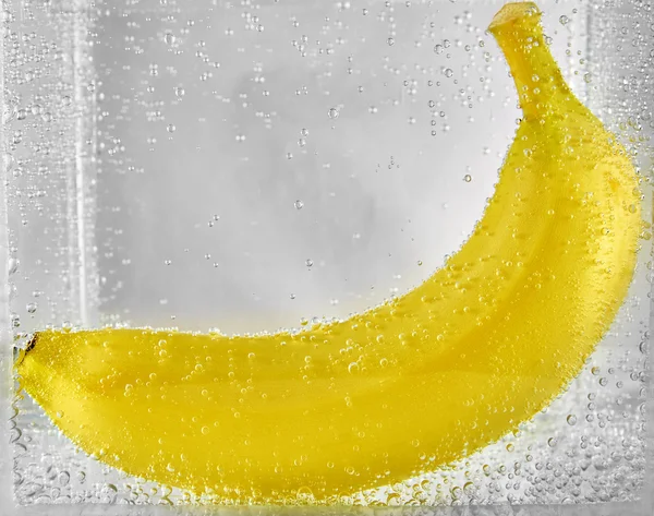 Plátano maduro en el agua — Foto de Stock