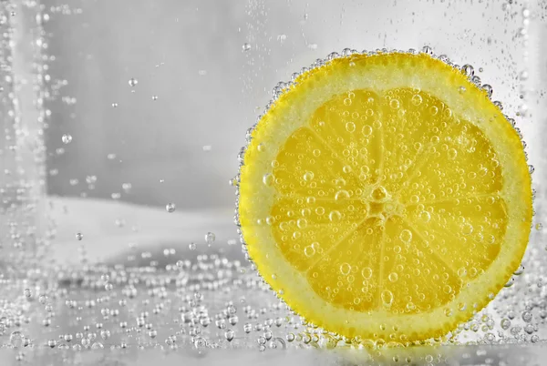 Cortar un limón en el agua —  Fotos de Stock