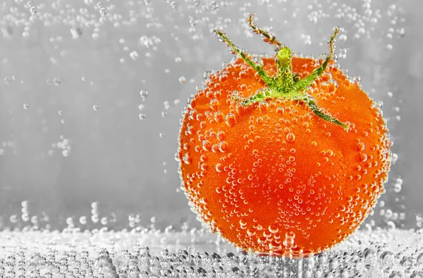Rode tomaat in water — Stockfoto