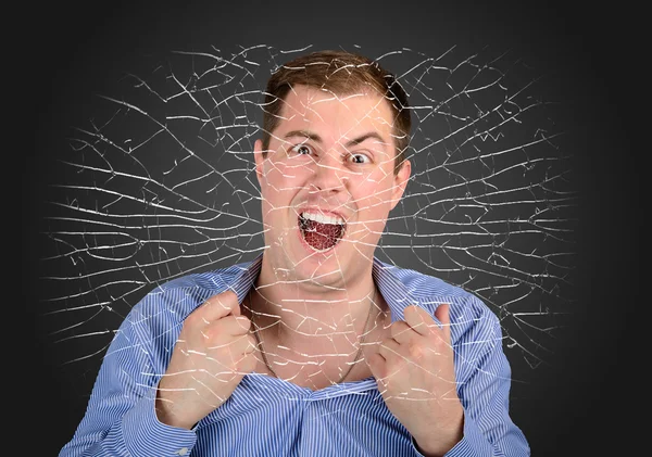 Homem de negócios irritado gritando e vidro rachado — Fotografia de Stock