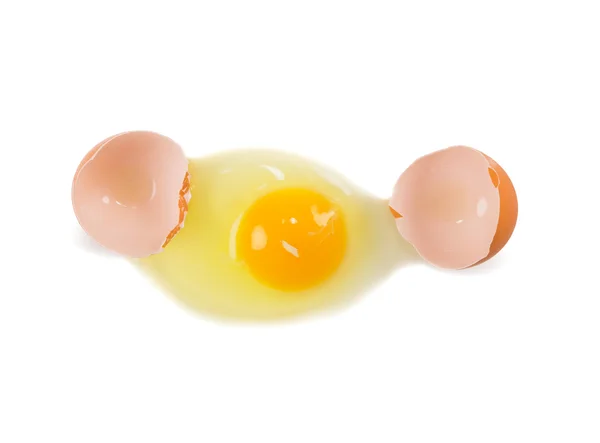 Trasiga ägg med äggulan och protein — Stockfoto