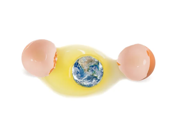 Planeet aarde in de gebroken ei — Stockfoto