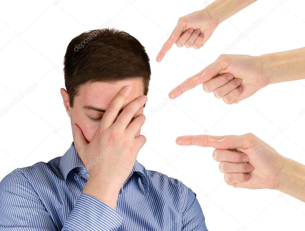 человек испытывает стыд. вина эмоция. человеку стыдно. тревожность фон. девушка закрыла глаза.