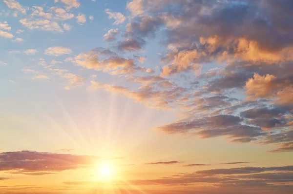 Tramonto soleggiato cielo serale nuvoloso — Foto Stock