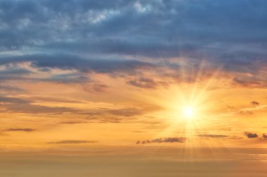 Güneşli gün batımı bulutlu akşam gökyüzü