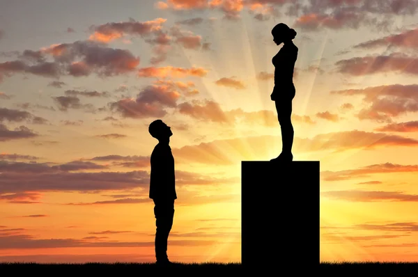 Adama bakıyor bir kaide üzerinde duran feministler