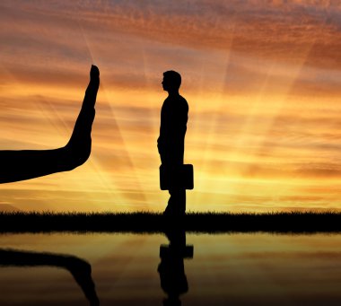 Ellerin siluetleri durur bir adam