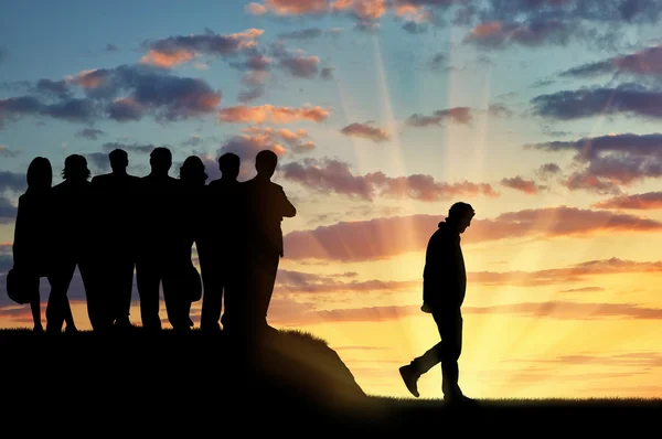 Menschenansammlungen vertreiben den Mann aus seiner Gemeinschaft. — Stockfoto