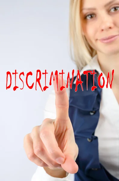 Жінка натискає на слово дискримінація — стокове фото