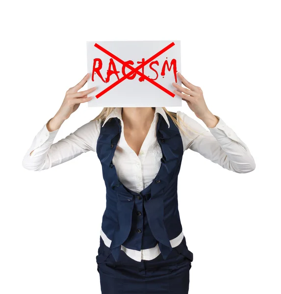 Γυναίκα κατέχει μια αφίσα με τη λέξη που διασχίζεται από ρατσισμό — Φωτογραφία Αρχείου