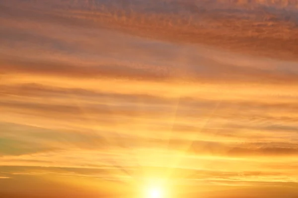 Сонячний захід сонця хмарне вечірнє небо — стокове фото