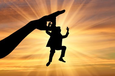 Siluet, kadınların elleri küçük adam yakaladı.