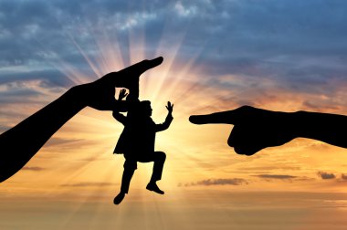 Siluet, kadınların elleri küçük adam yakaladı.