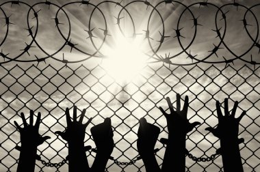 Elleri kelepçeli bir kalabalık silüeti