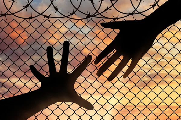 Yardım eli, bir mülteci el için ulaşır