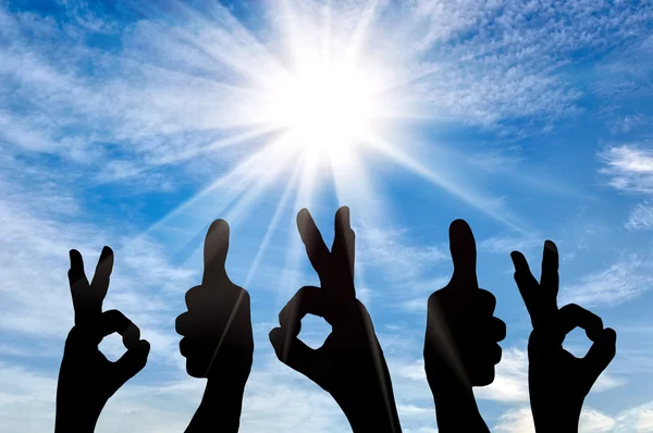 Kişilik bir ekibin silüeti gösterir jest Tamam eller