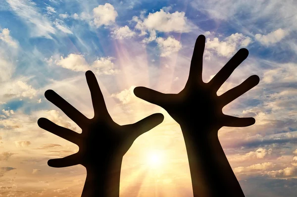 Gökyüzüne bakan kişi dua eller