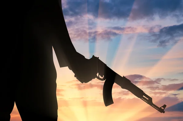 Silhouette of a terrorist with a weapon in hand — Stock Photo, Image