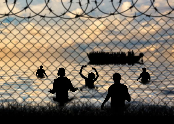 Refugiados nadam até a costa — Fotografia de Stock