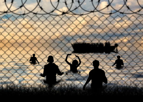 Flyktingar simma till stranden — Stockfoto